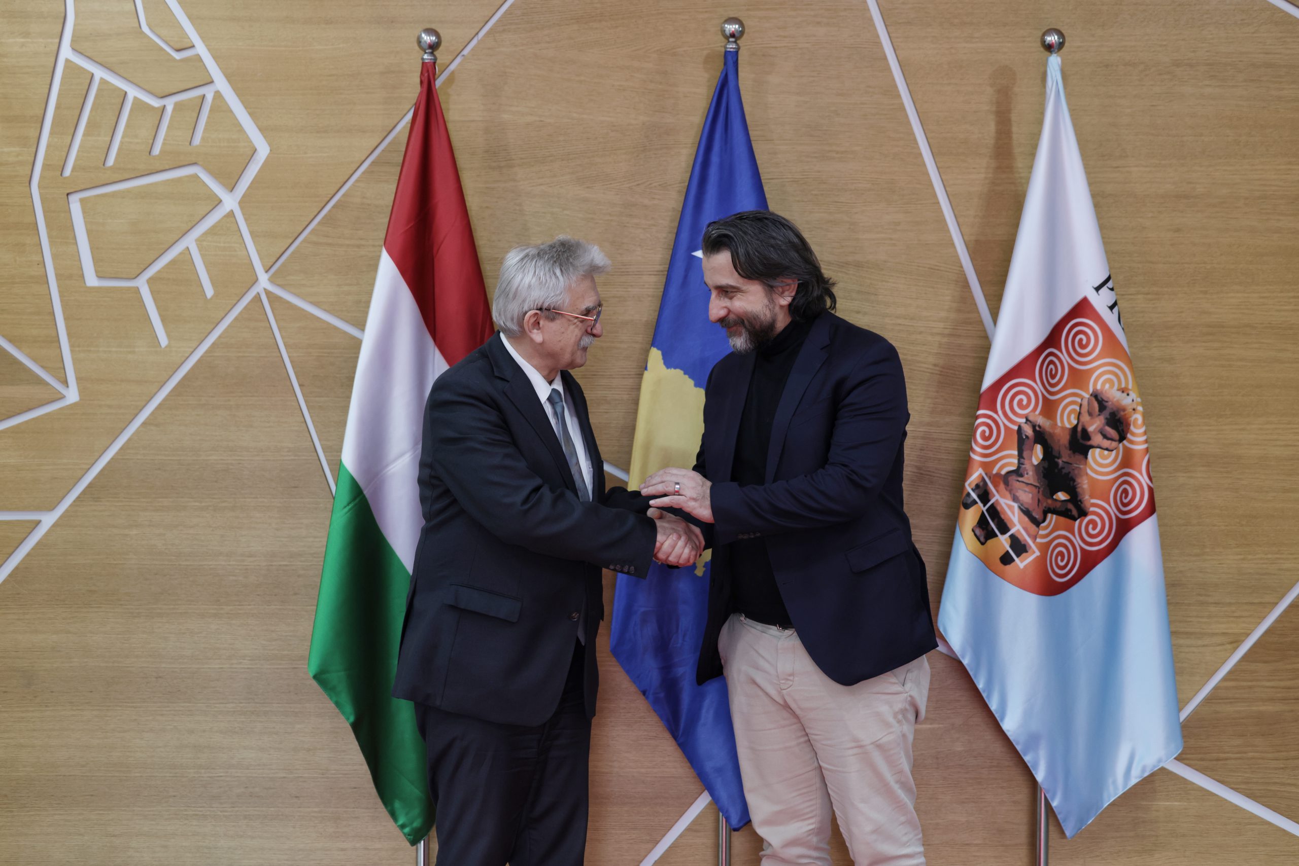 Sastanak gradonačelnika Glavnog grada g. Përparima Rame i ambasadora Mađarske g. Bela Bozsik
