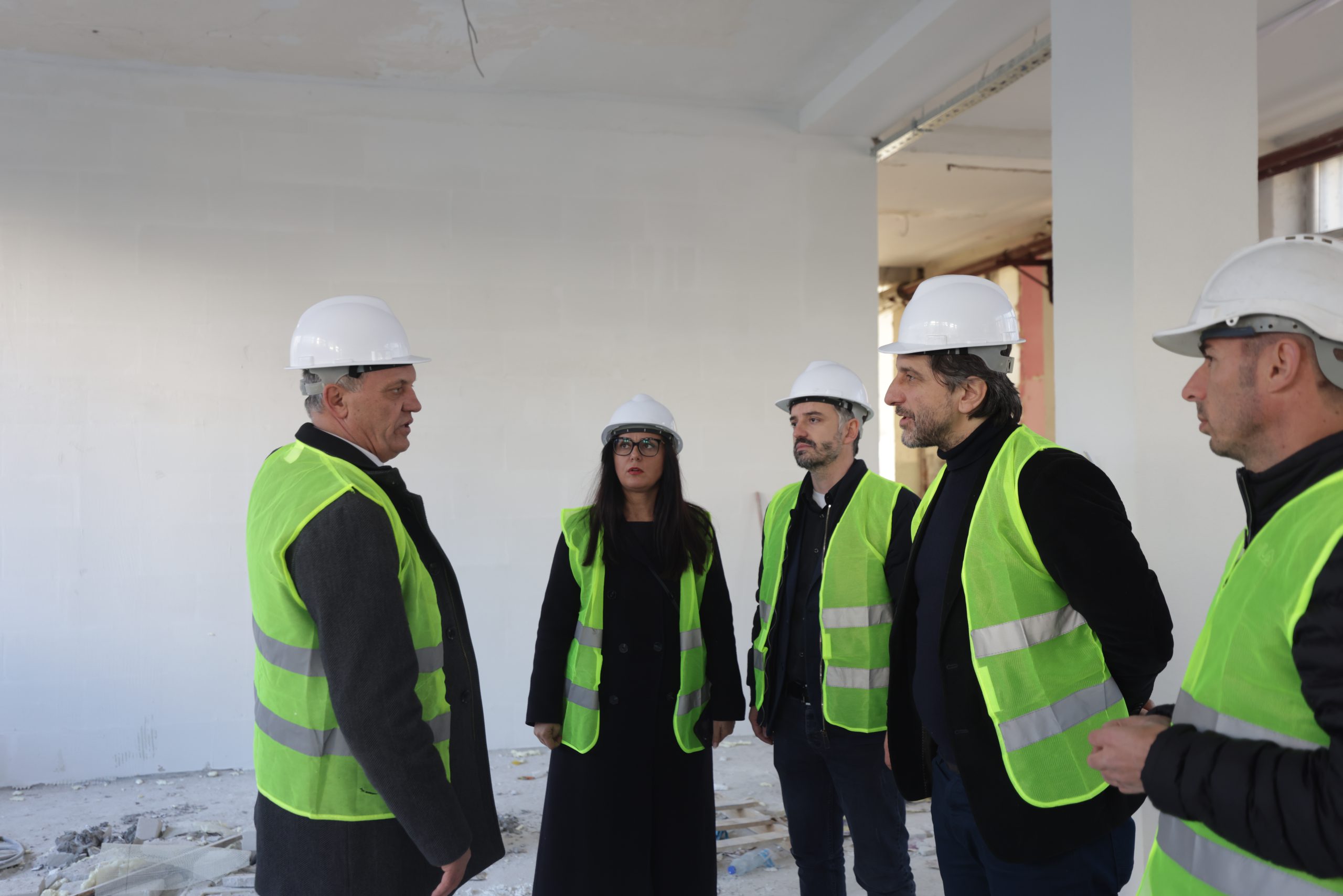 Predsednik Rama zajedno sa potpredsednikom Lušaku nadgledali   radove koji se izvode na renoviranju  objekta Gimnazije  Društvenih Nauka „Ahmet Gaši“.