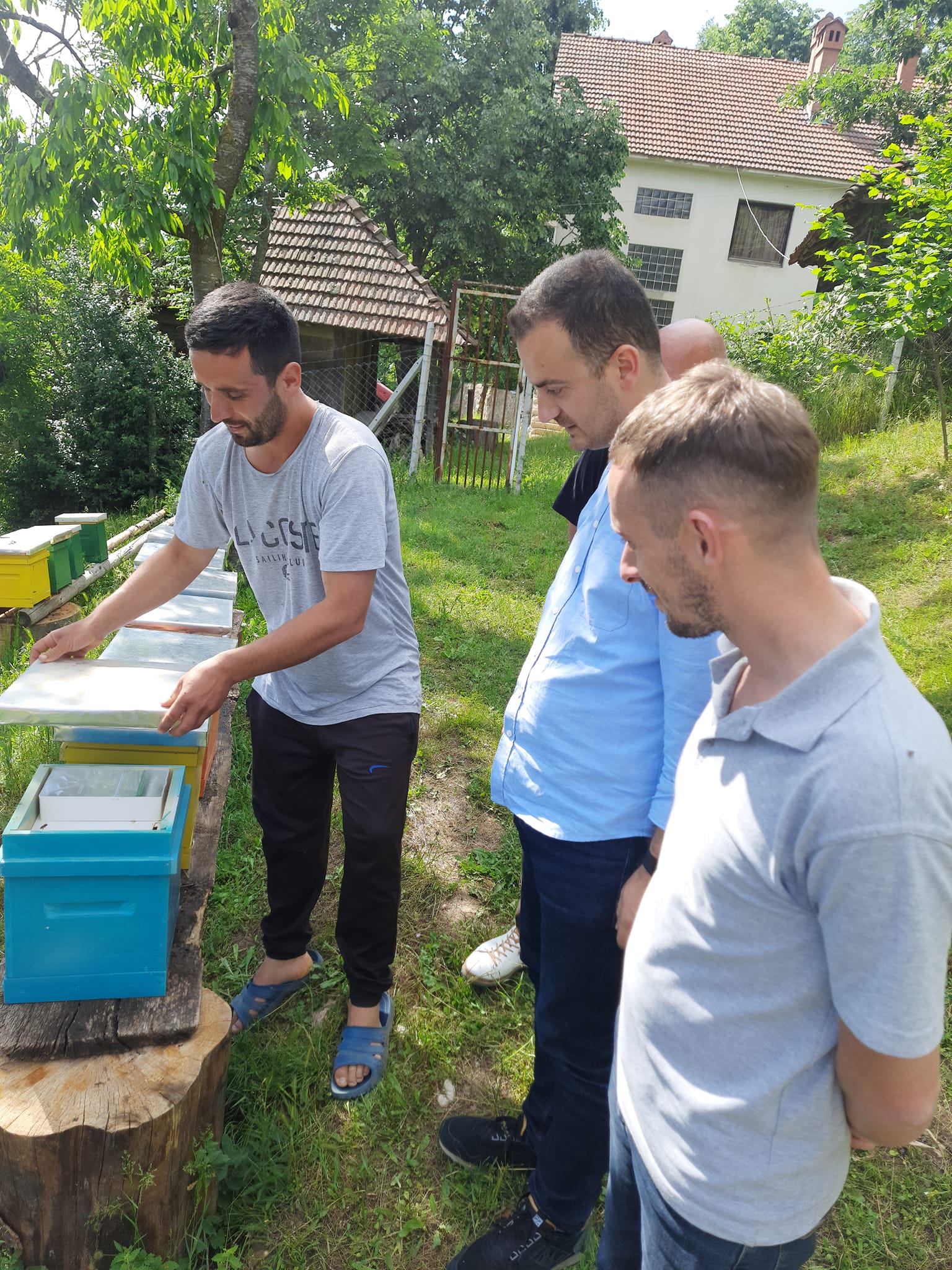Direktor Poljoprivrede g. Plator Gerdovci je  posetio pčelara u Hajkobili