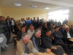 Direktor Xhelal Sveçla diskutuje o posebnim razvojnim projektima  infrastrukture sa stanovnicima Barilevo