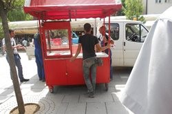 Uklanjaju se Ilegalni prodavci sa glavnog trga Prištine