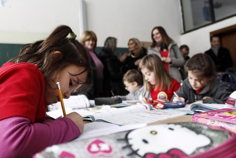 Počela nastava u svim školama Opštine Prištine Direktorka Nagavci je posetila nekoliko škola