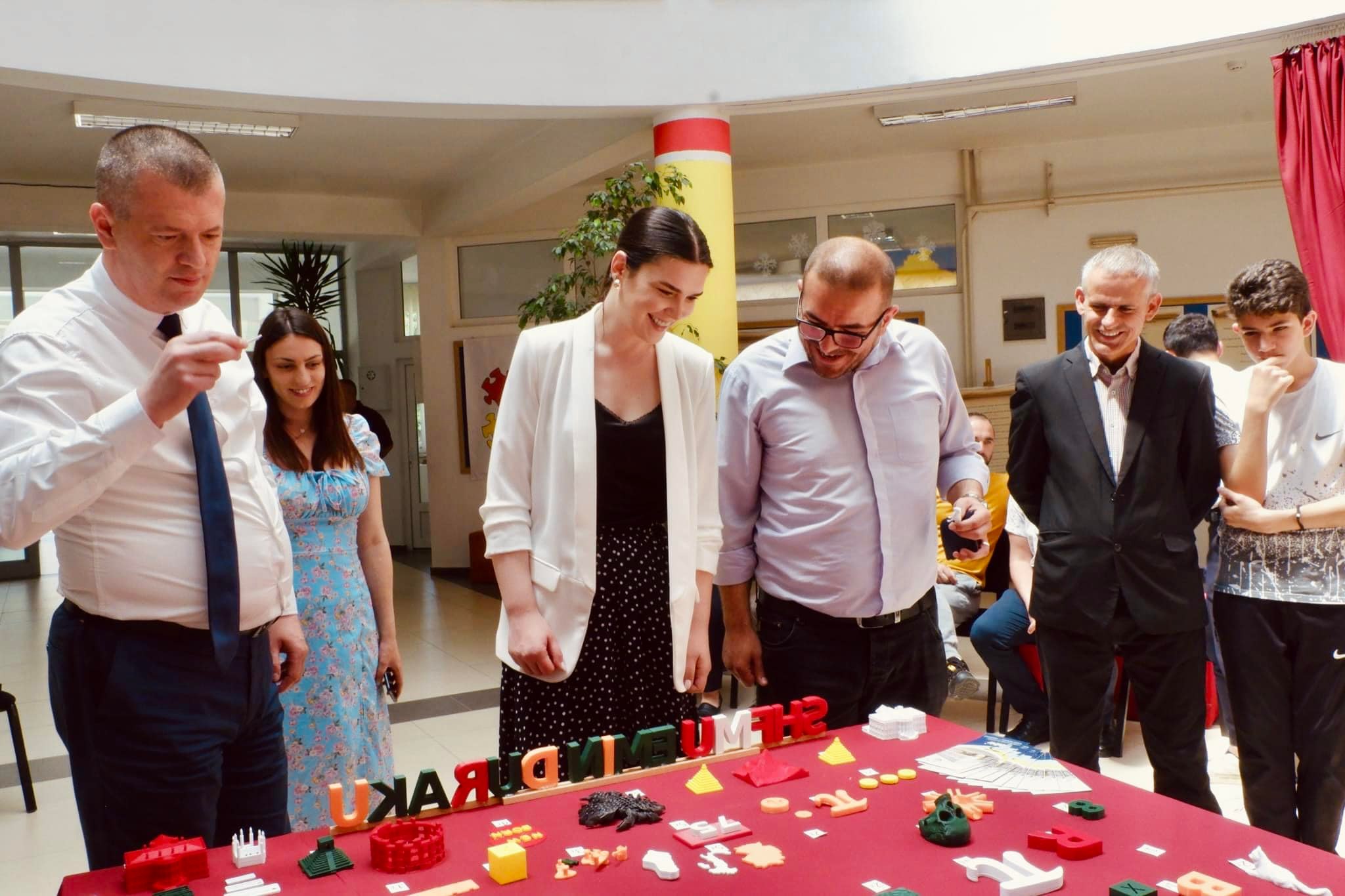 Potpredsednica gđa. Sahatciu posetio sajam 3D proizvoda kreiranih od strane kreativnih super studenata SHFMU „Emin Duraku“ Priština