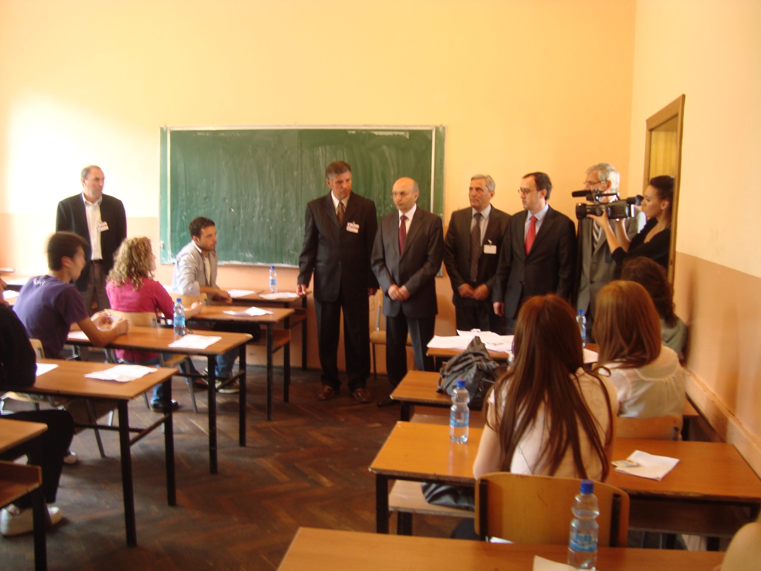 Kryetari Mustafa vizitoi maturant gjatë provimit të maturës